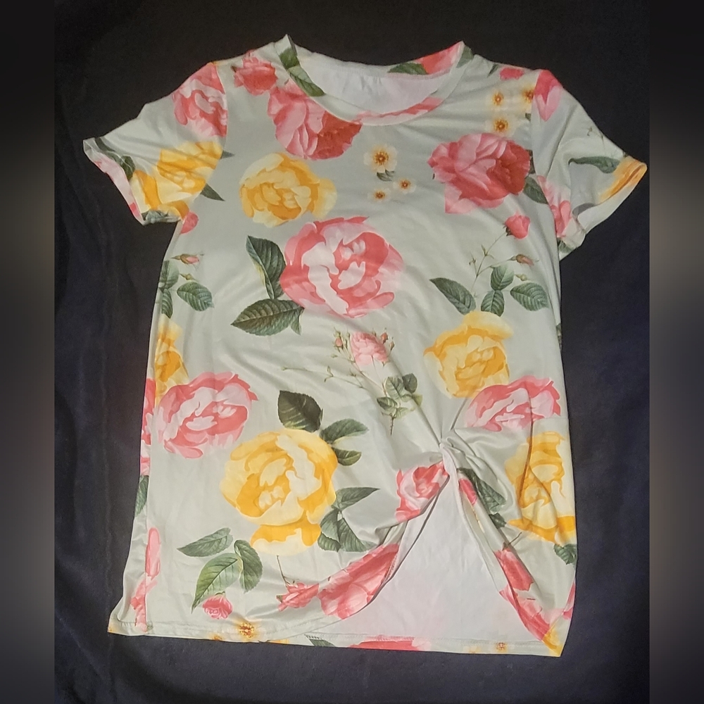 NWOT WOMENS LIME LUSH BOUTIQUE FLORAL TEE GREEN SIZE S